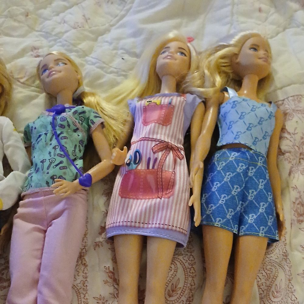 Barbies   - Picture 4 of 4